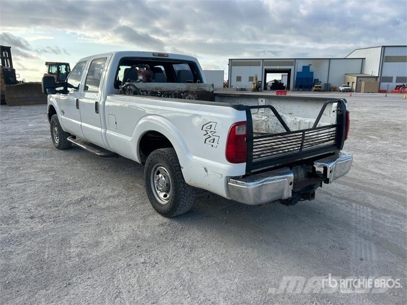 Ford F-250 4x4 Crew Cab Pickup Otras furgonetas