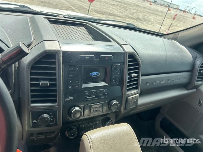 Ford F-250 4x4 Crew Cab Pickup 其他