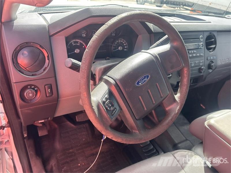 Ford F-250 4x4 Crew Cab Pickup Otros