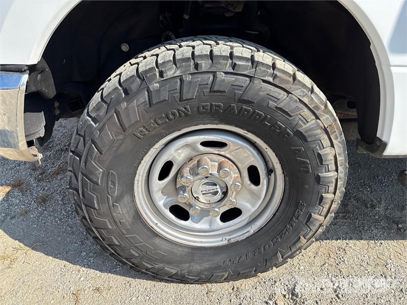 Ford F-250 4x4 Crew Cab Pickup Andere Transporter