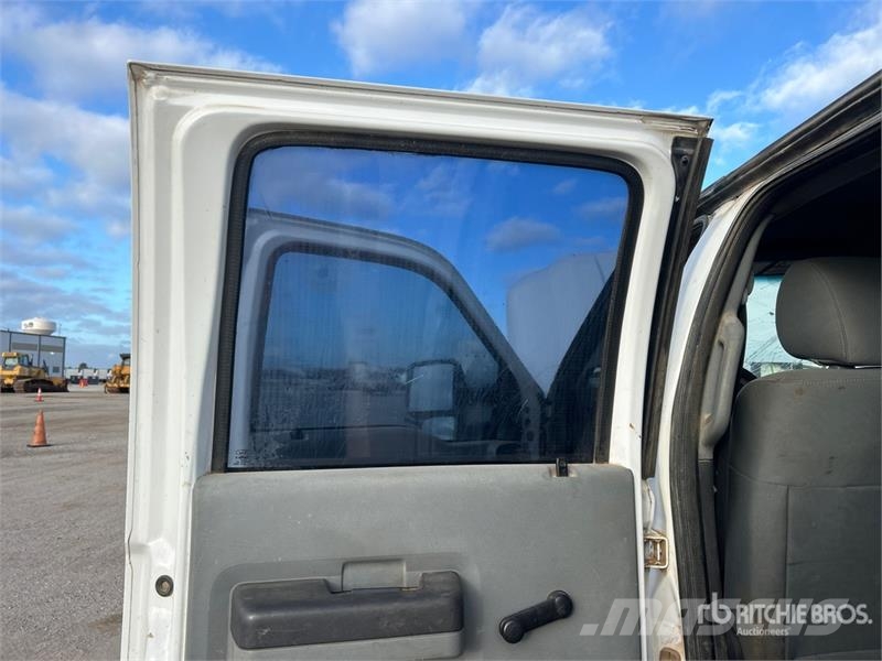 Ford F-250 4x4 Crew Cab Pickup Otras furgonetas