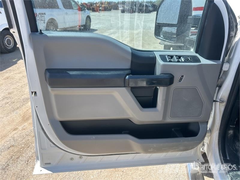 Ford F-250 4x4 Crew Cab Pickup Inne
