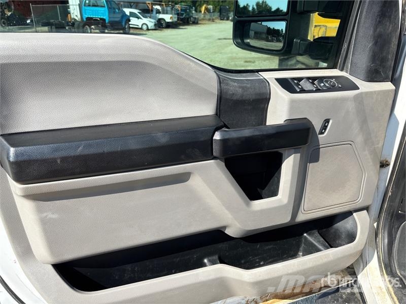 Ford F-250 4x4 Crew Cab Pickup Andere Transporter