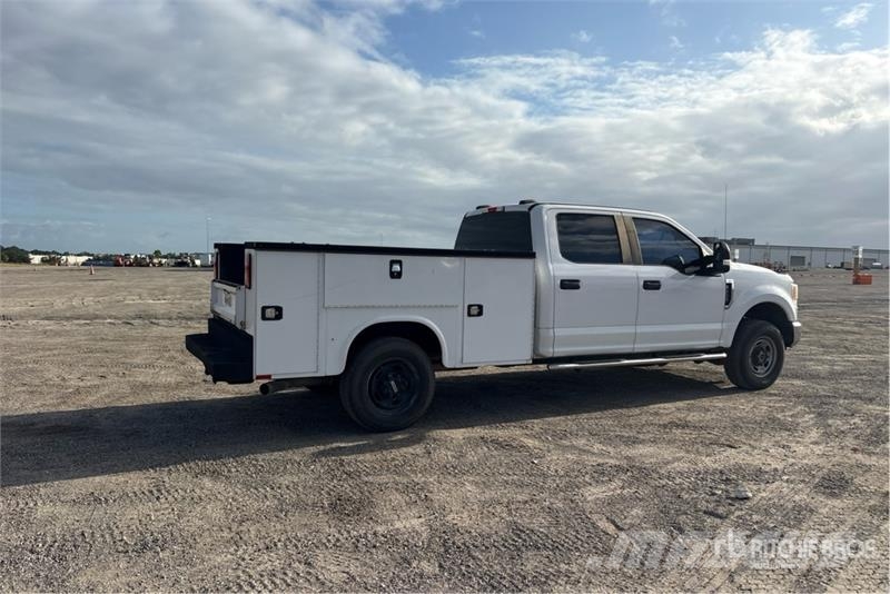 Ford F-250 4x4 Crew Cab Utility Truck Pick up/Dropside