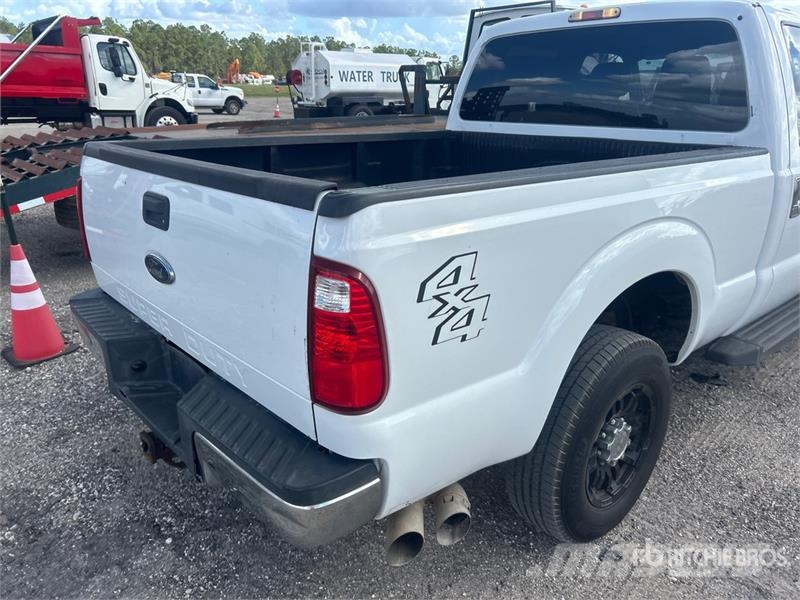 Ford F-250 4x4 Crew Cab Pickup Otros