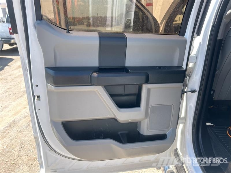 Ford F-250 4x4 Crew Cab Pickup Inne