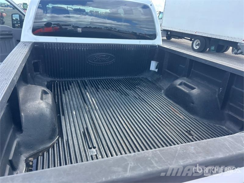Ford F-250 4x4 Crew Cab Pickup Otros
