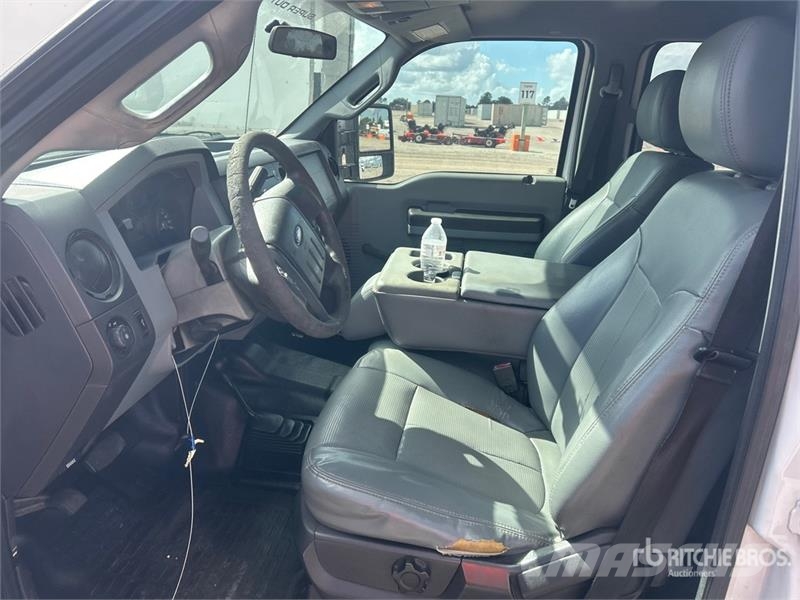 Ford F-250 4x4 Crew Cab Pickup Otros