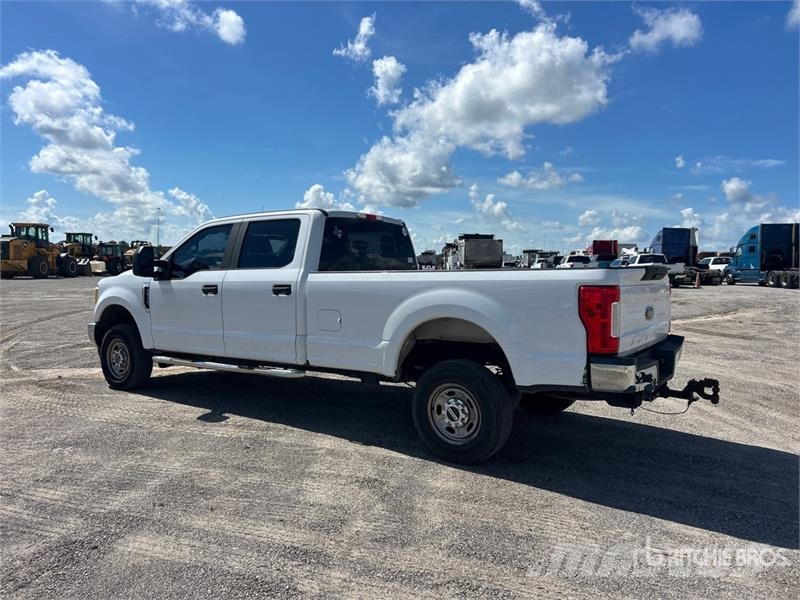Ford F-250 4x4 Crew Cab Pickup Furgoni altro