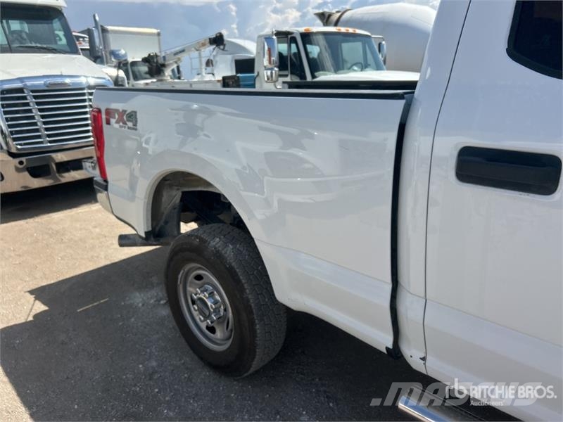 Ford F-250 4x4 Crew Cab Pickup Inne