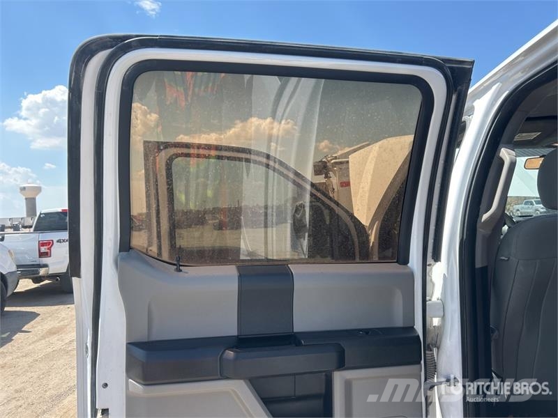 Ford F-250 4x4 Crew Cab Pickup Inne