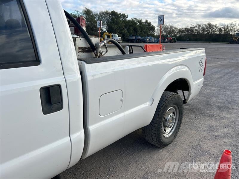 Ford F-250 4x4 Crew Cab Pickup Otras furgonetas