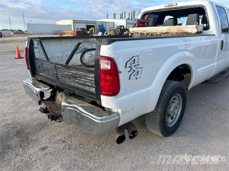 Ford F-250 4x4 Crew Cab Pickup Otras furgonetas