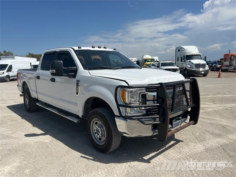 Ford F-250 4x4 Crew Cab Pickup Inne