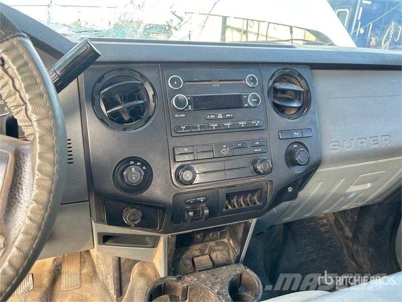 Ford F-250 4x4 Crew Cab Pickup Otras furgonetas