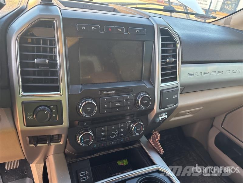 Ford F-250 4x4 Crew Cab Pickup Други