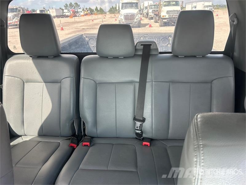 Ford F-250 4x4 Crew Cab Pickup Otros