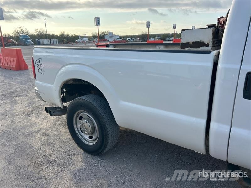 Ford F-250 4x4 Crew Cab Pickup Otras furgonetas