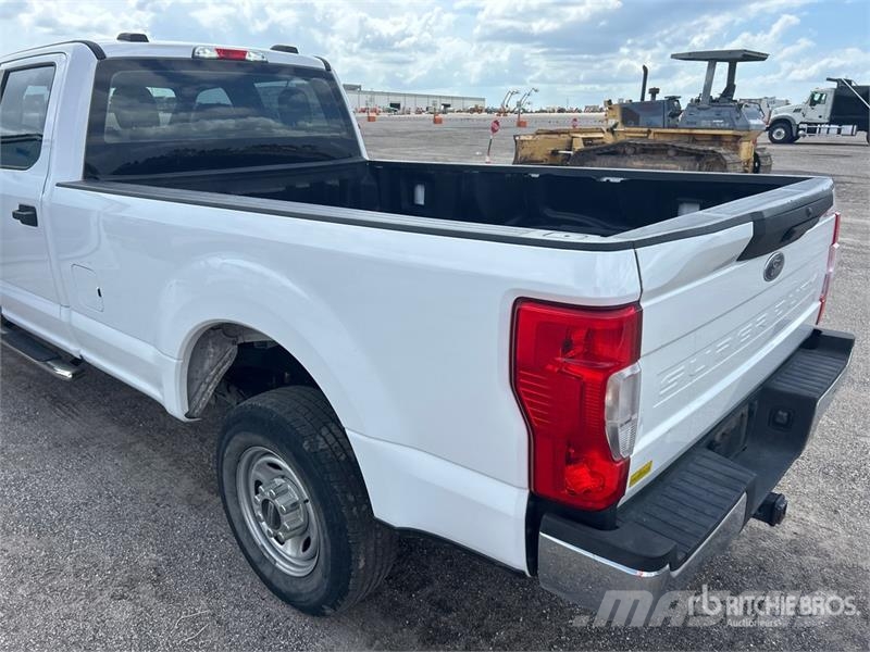 Ford F-250 4x4 Crew Cab Pickup 其他