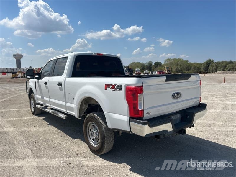 Ford F-250 4x4 Crew Cab Pickup Inne