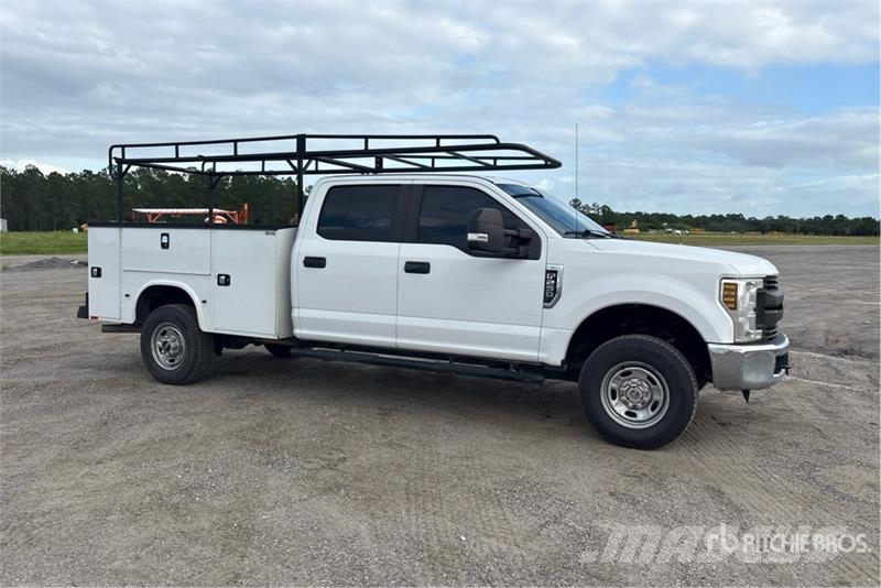 Ford F-250 4x4 Crew Cab Utility Truck Pick up/Dropside
