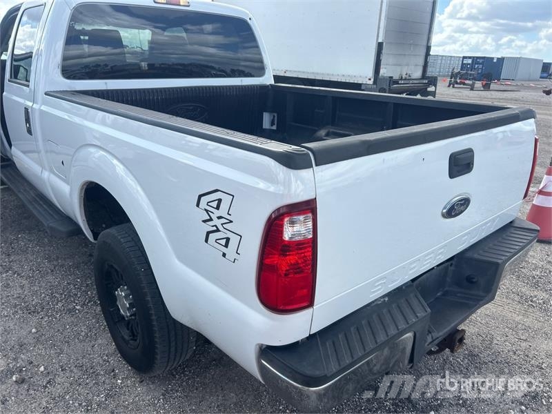 Ford F-250 4x4 Crew Cab Pickup Otros