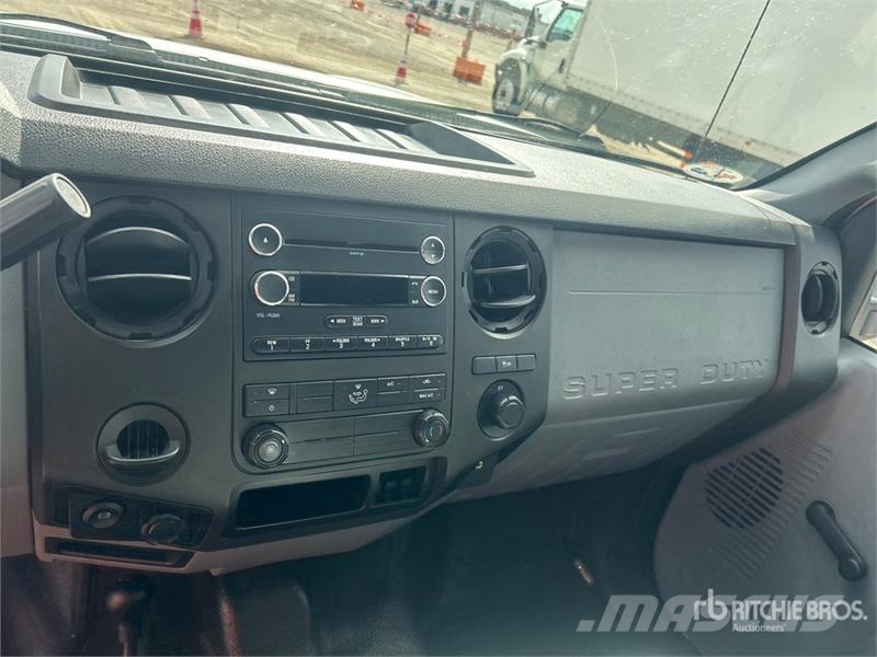 Ford F-250 4x4 Crew Cab Pickup Otros