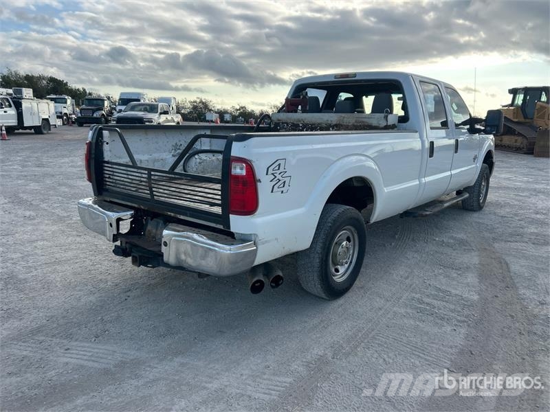 Ford F-250 4x4 Crew Cab Pickup Otras furgonetas