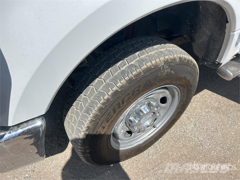 Ford F-250 4x4 Crew Cab Pickup Inne