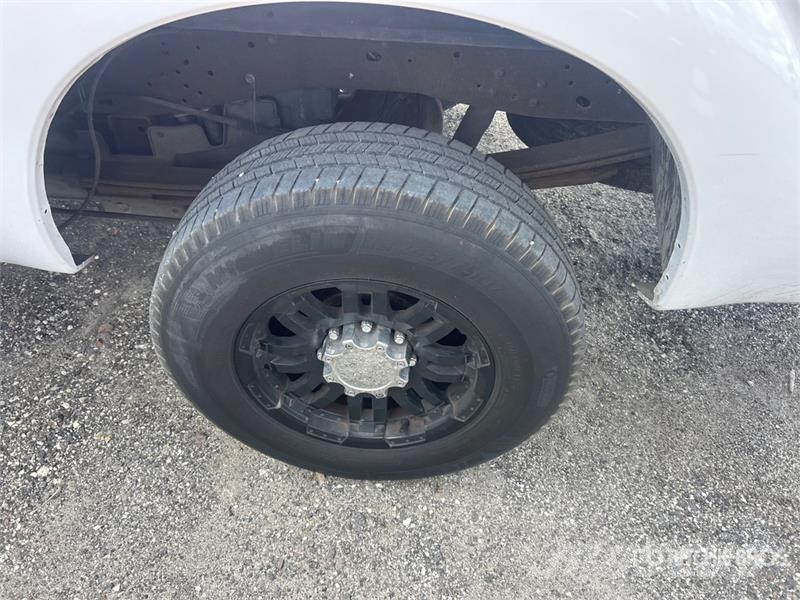 Ford F-250 4x4 Crew Cab Pickup Otros
