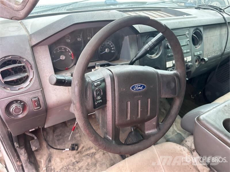 Ford F-250 4x4 Crew Cab Pickup (Inoperable) その他