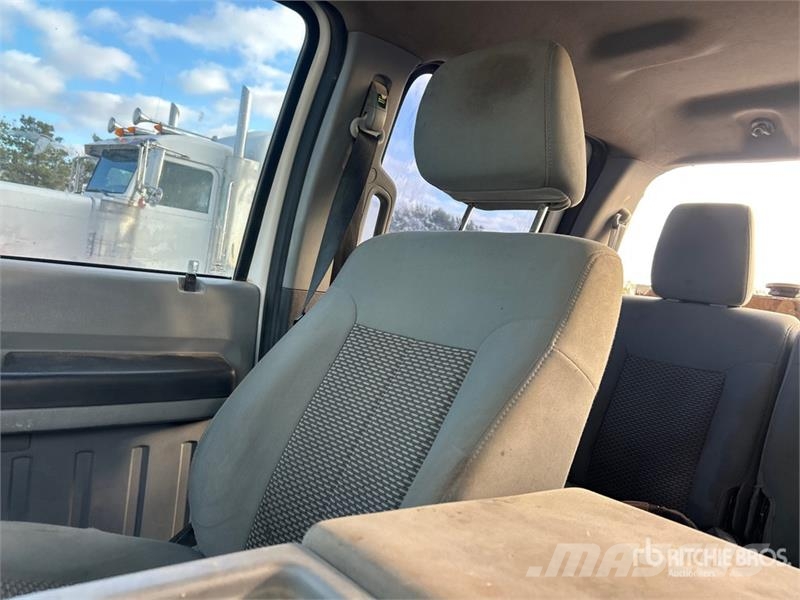 Ford F-250 4x4 Crew Cab Pickup Otras furgonetas