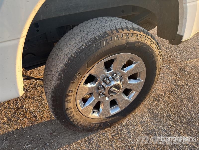 Ford F-250 4x4 Crew Cab Pickup Други