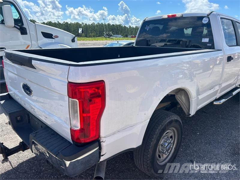 Ford F-250 4x4 Crew Cab Pickup Furgoni altro