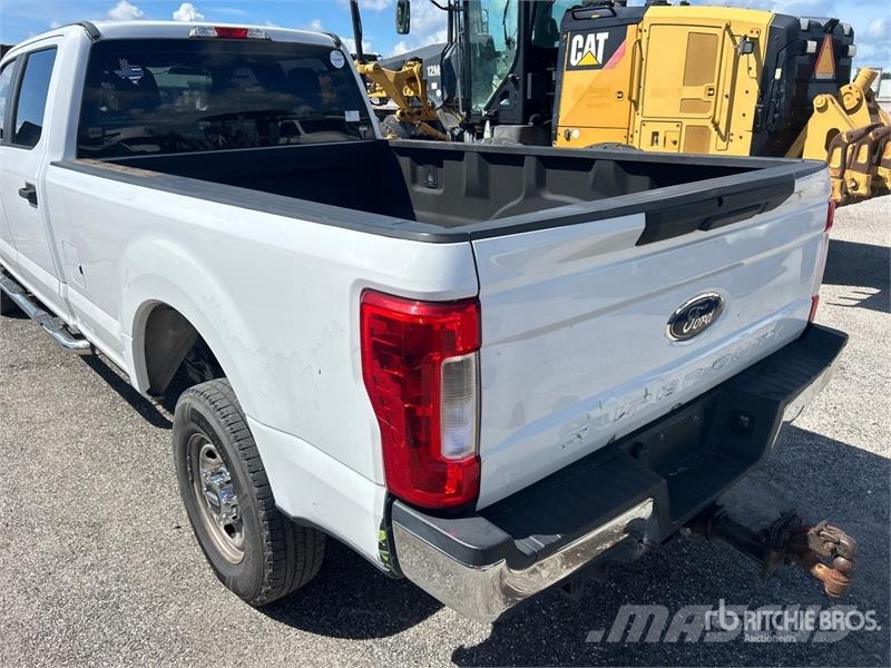 Ford F-250 4x4 Crew Cab Pickup Furgoni altro
