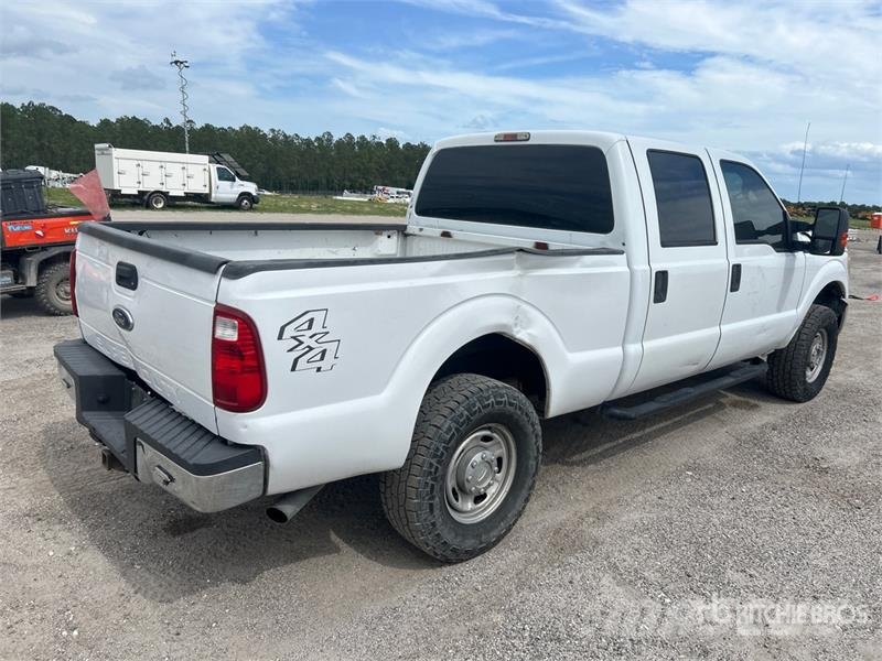 Ford F-250 4x4 Crew Cab Pickup (Inoperable) その他