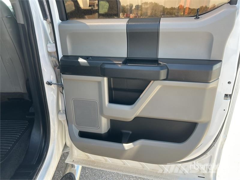 Ford F-250 4x4 Crew Cab Pickup Inne