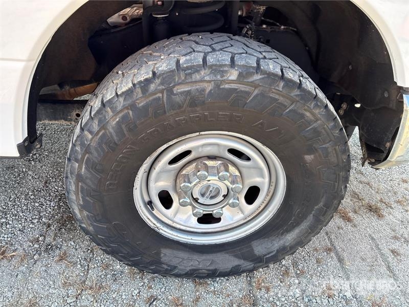 Ford F-250 4x4 Crew Cab Pickup Andere Transporter