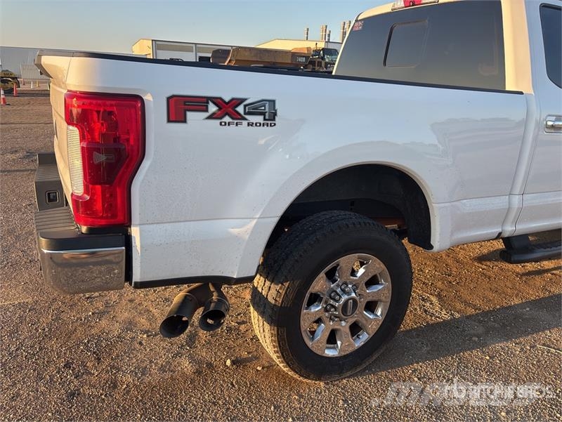 Ford F-250 4x4 Crew Cab Pickup Други