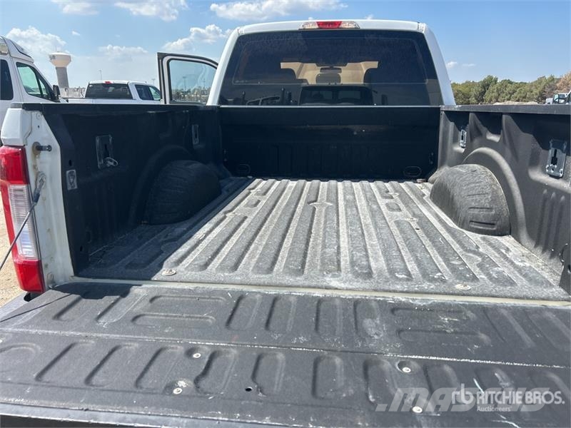 Ford F-250 4x4 Crew Cab Pickup Inne