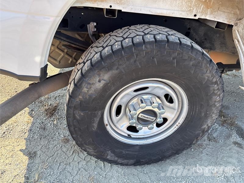 Ford F-250 4x4 Crew Cab Pickup Andere Transporter
