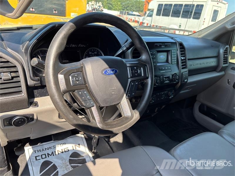 Ford F-250 4x4 Crew Cab Pickup Andere Transporter