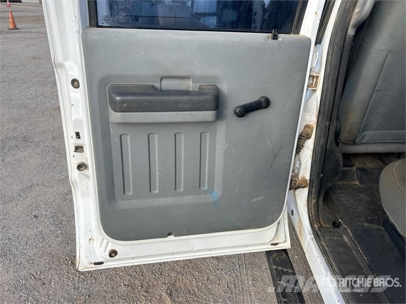 Ford F-250 4x4 Crew Cab Pickup Otras furgonetas