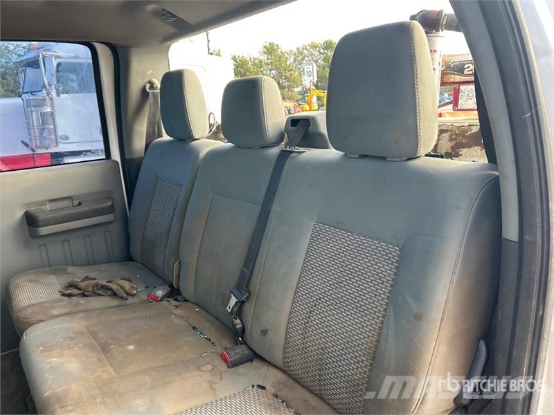 Ford F-250 4x4 Crew Cab Pickup Otras furgonetas