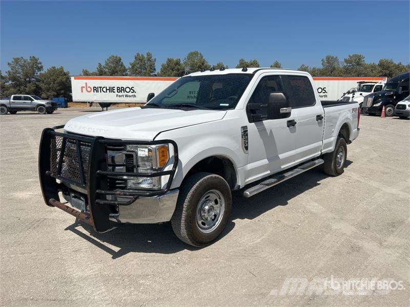 Ford F-250 4x4 Crew Cab Pickup Inne