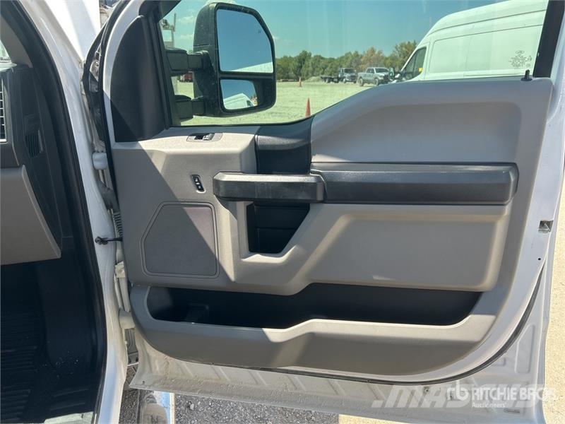Ford F-250 4x4 Crew Cab Pickup Inne