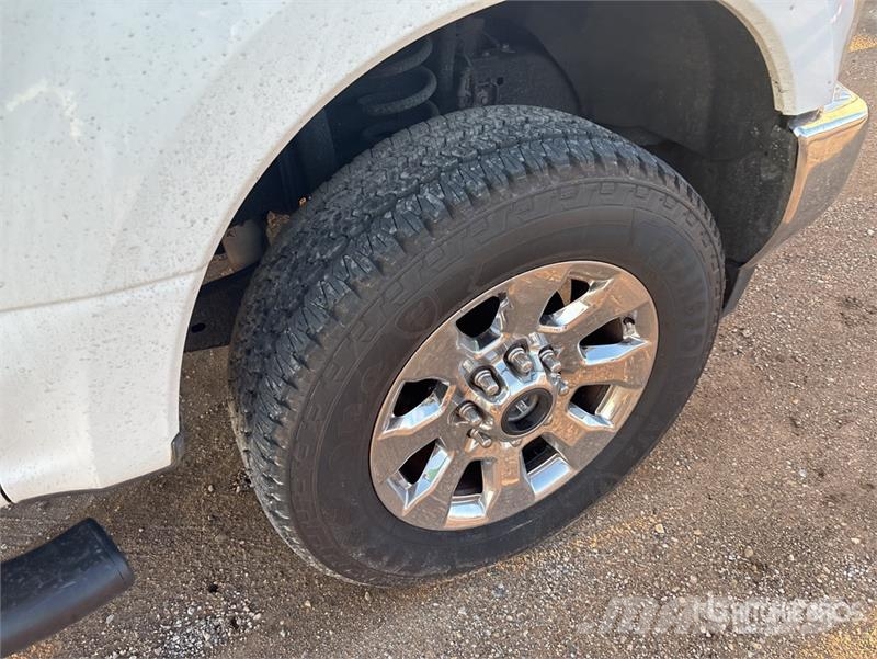 Ford F-250 4x4 Crew Cab Pickup Други