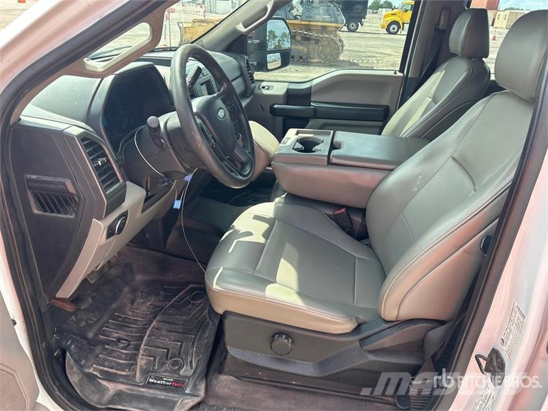 Ford F-250 4x4 Crew Cab Pickup 其他
