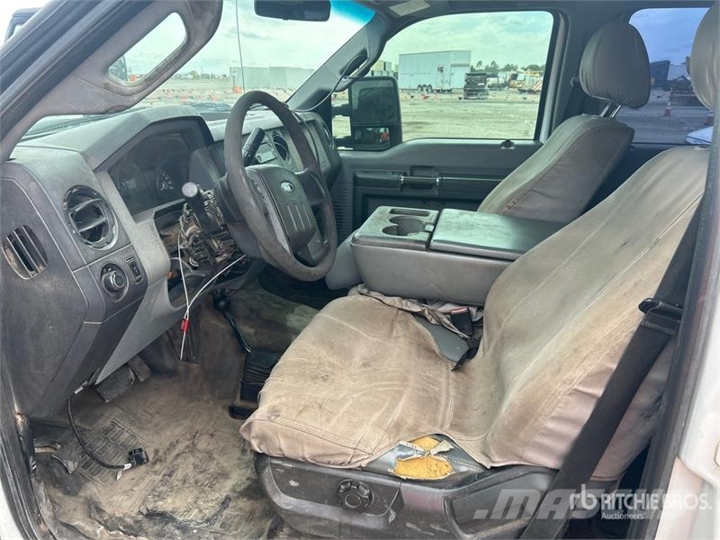 Ford F-250 4x4 Crew Cab Pickup (Inoperable) その他