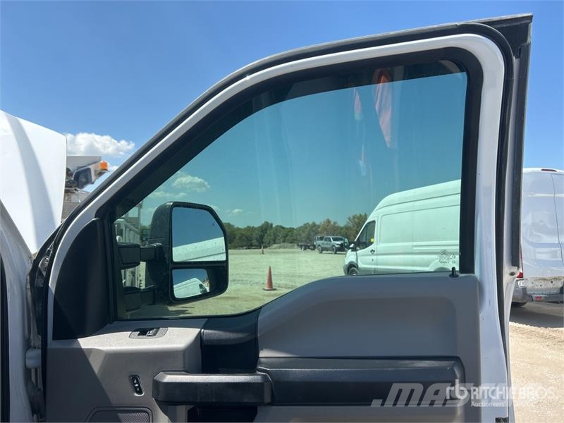 Ford F-250 4x4 Crew Cab Pickup Inne